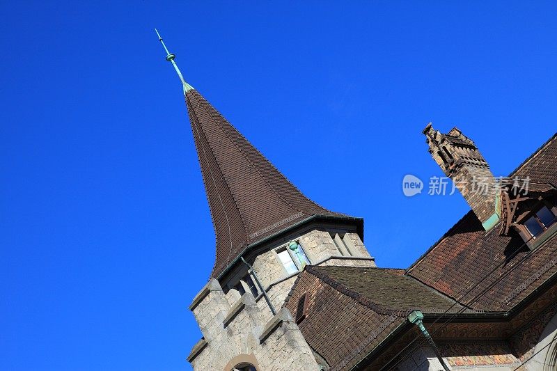 在蓝天背景下的Zürich Landesmuseum的塔尖